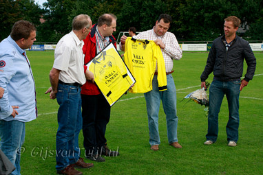 2010_09_18 Lo Elftal foto 1e met sponsors 40D