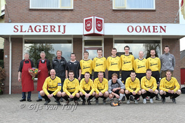 2012_04_14 Lo Shirt uitreiking 2e elftal Oomen