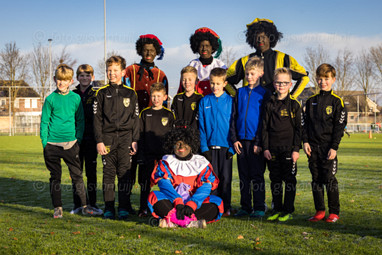 2020_12_05 GVV63 Jeugd tr met pieten