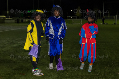 2025_11_25 GVV63 jeugd tr met Pieten